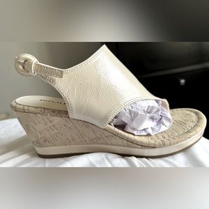 NEW WITH TAGS: Donald Pliner - Mandyci Crinkly Patent Foam Color Sandal in 8.5